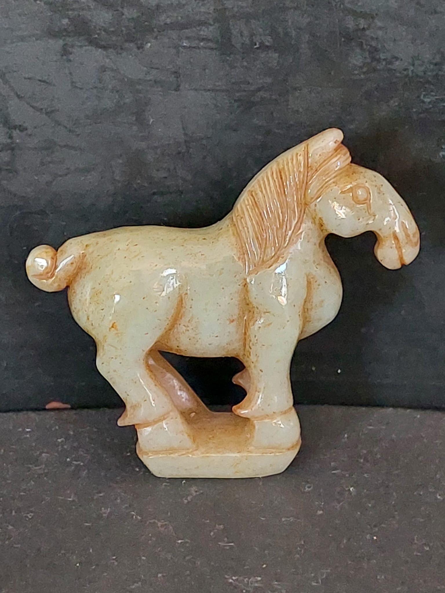 翡翠の馬の彫刻 theory xyz 翡翠 馬 置物 立ち馬 大 飾彫り台座付 : theory xyz - 通販