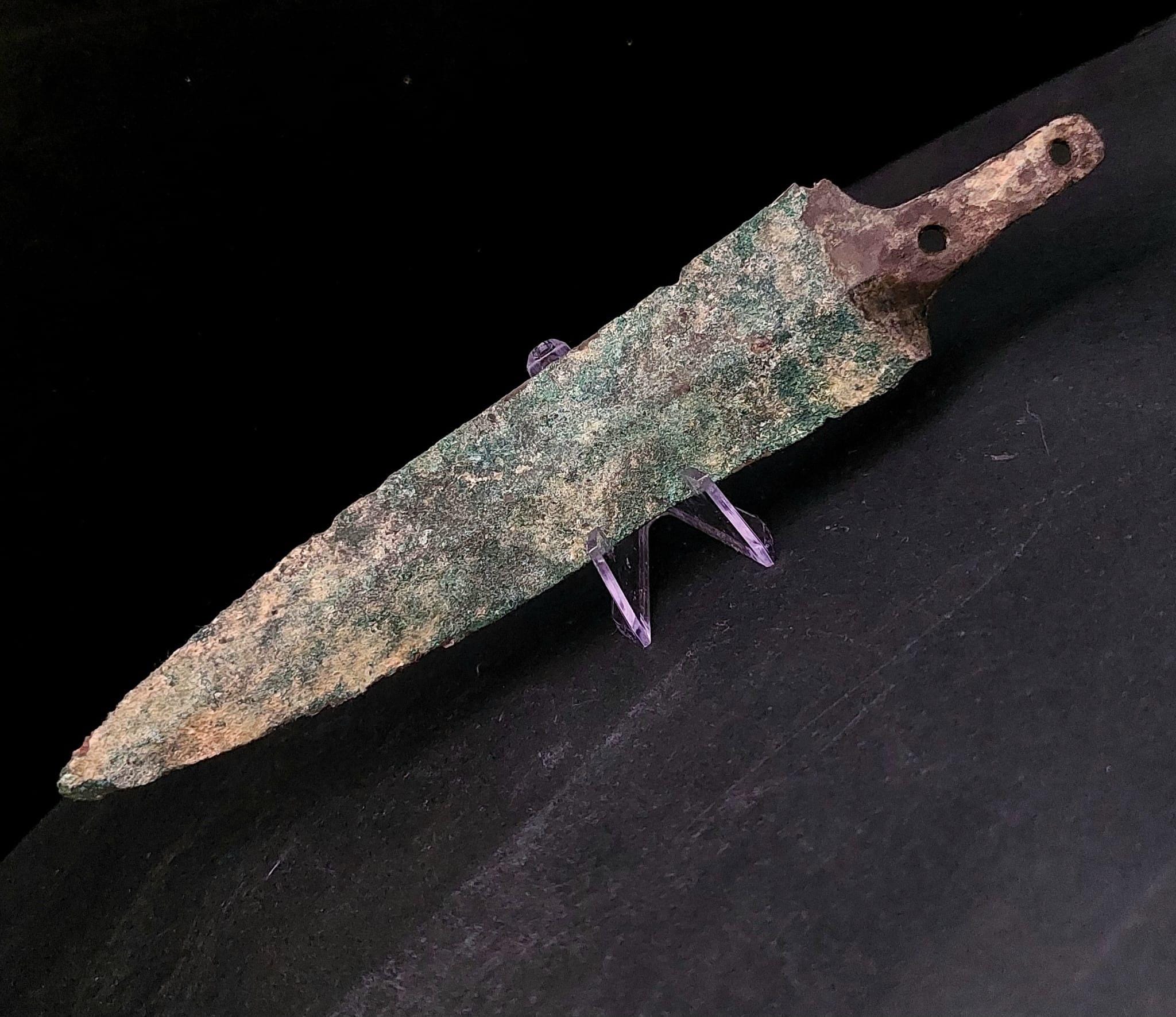 舌に穴が開けられた青銅の短剣 – 2800年前 – 古代近東 – 17 cm