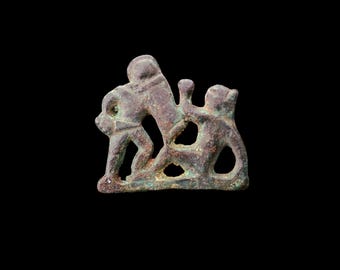 Raro aplique de parede romano – Combate de gladiadores em bronze – Arte militar antiga – Objeto histórico