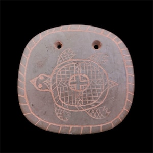 Forntida grön skiffergorget av indiansk ursprungsbefolkning – sköldpaddsdocka – Virginia (1000 f.Kr. till 500 e.Kr.)