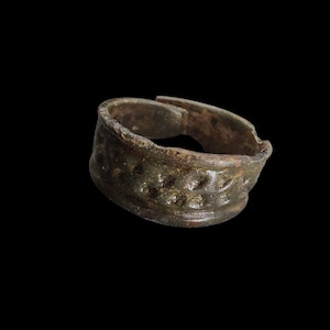 Ancient Roman Bronze Ring – 2nd–3rd Century AD – Decorative Dotted Motifs