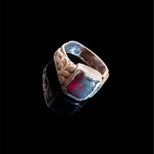 Renaissance Silver Ring – 15th–16th century – Red Cabochon – Engraved Band