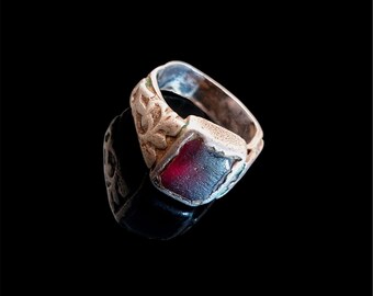 Renaissance Silver Ring – 15th–16th century – Red Cabochon – Engraved Band
