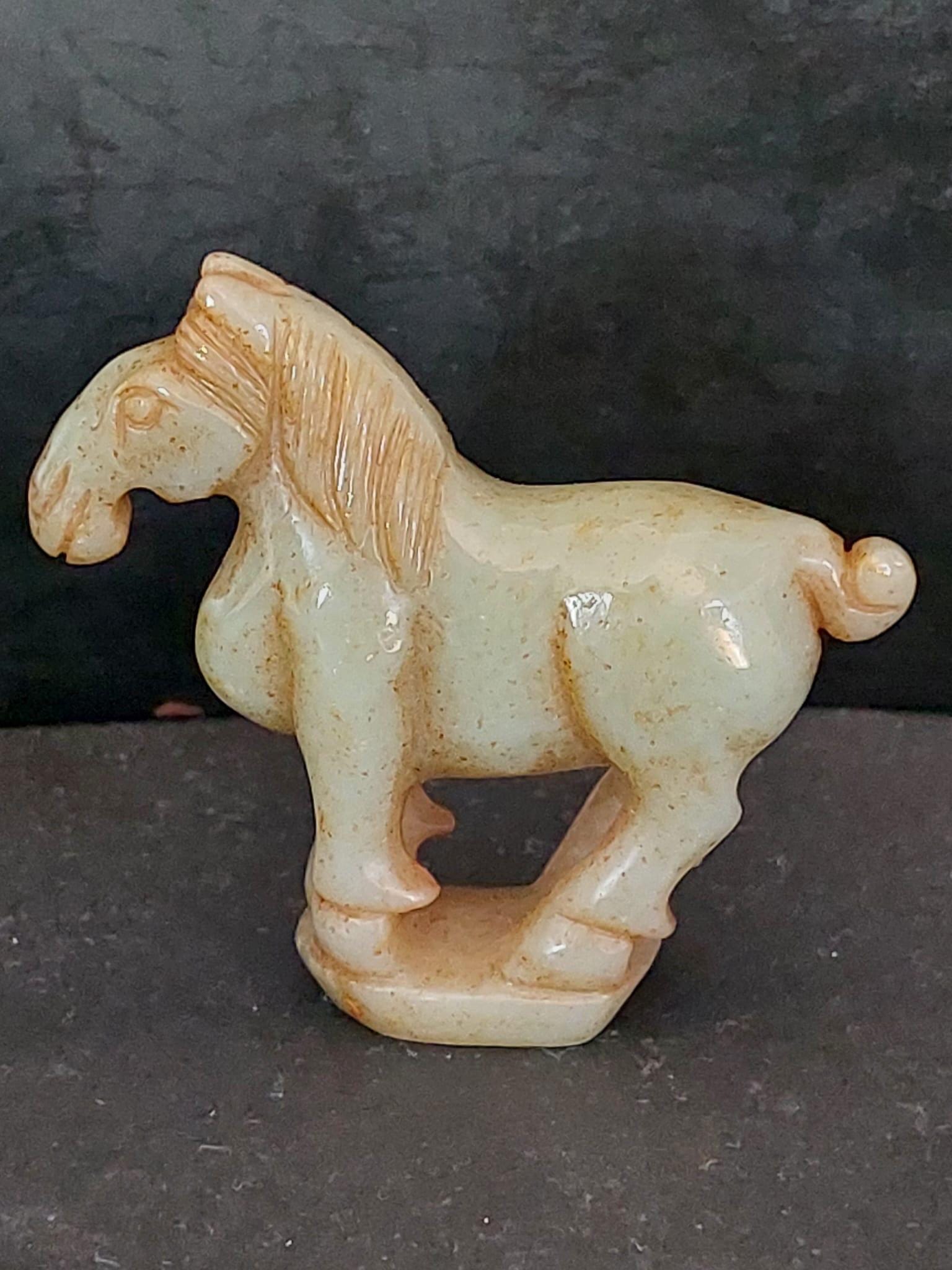 翡翠の馬の彫刻 青磁翡翠の馬の像 – 手作りの石の彫刻 – ユニークな装飾品 - Etsy 日本