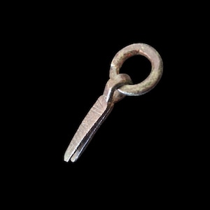 Siglos I-IV d. C. – Pinzas romanas de bronce con anillo