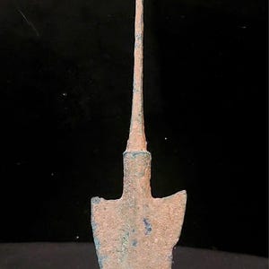 Rare ancient bronze arrowhead – intact – 2500 years old – green patina