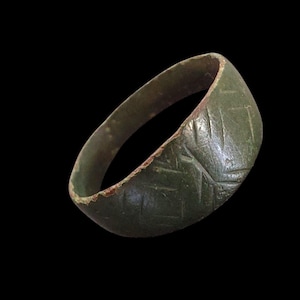 Ancient Bronze Ring with Geometric Engravings – Archaeological Artifact (1.8 cm – 5 g)
