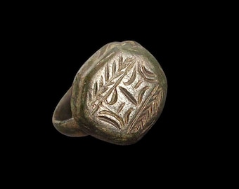 Ancient Roman Bronze Ring – Geometric & Laurel Motif (2nd–4th Century AD)