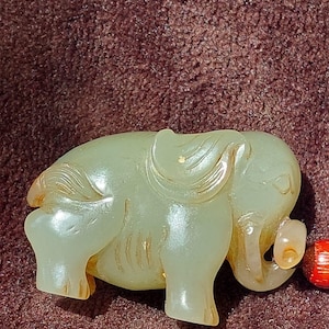 Elegante elefante de jade celadón tallado a mano: símbolo de suerte y prosperidad.