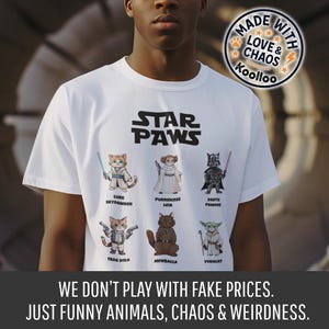 Może przedstawiać: Biała koszulka z napisem "STAR PAWS" i ilustracjami kotów przebranych za postacie z Gwiezdnych Wojen. Koszulka przedstawia Luke'a Skypawker, Purrincess Leię, Darth Pawder, Fang Solo, Mewbaccę i Yodacat. Logo "Made with Love & Chaos" znajduje się w prawym górnym rogu.