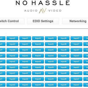 Puede incluir: Una interfaz blanca con el texto "NO HASSLE AUDIO VIDEO" en la parte superior. Debajo hay botones etiquetados como "Switch Control", "EDID Settings" y "Networking". La secci&oacute;n principal muestra una cuadr&iacute;cula de botones de entrada azules.