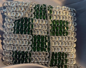 Zilveren koerierstas met aluminium sleutels. Stoffen voering, magneet aan de binnenkant, metalen band.