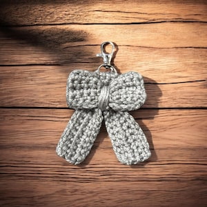 Llavero con lazo de crochet hecho a mano, bonito dije para bolso con lazo, llavero con lazo colorido, regalo único para ella, accesorio con lazo estilo bohemio, dije para bolso con lazo.