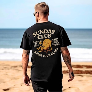 サンデークラブTシャツ - ファニービーチグラフィックTシャツ - ギルダン5000 - テイクイットイージーシャツ - レトロなサマーバイブス