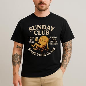 サンデークラブTシャツ - リラックスした雰囲気にぴったりの漫画風ビールグラフィックTシャツ、ギルダン5000ユニセックス