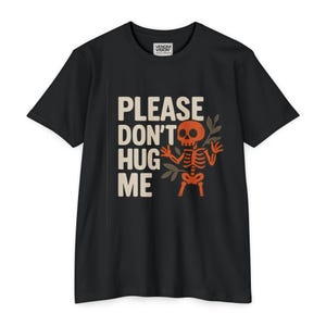 おもしろスケルトンTシャツ、Please Don't Hug Me Tシャツ、ハロウィンアパレル、ユニセックスユーモアシャツ、内向的な人へのギフト、カジュアルウェア