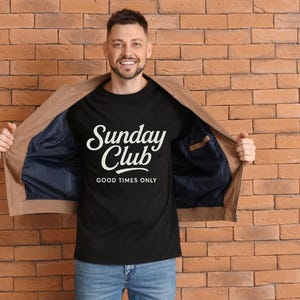 サンデークラブTシャツ - 楽しい時間だけ | ウィークエンドバイブスグラフィックTシャツ