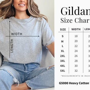 以下が含まれることがあります： ライトグレーのGildan G5000ヘビーコットンTシャツ。画像には、Sから5XLまでのサイズのインチ単位の測定値を含むサイズチャートが含まれています。シャツはモデル着用されており、幅と長さの測定値が示されています。