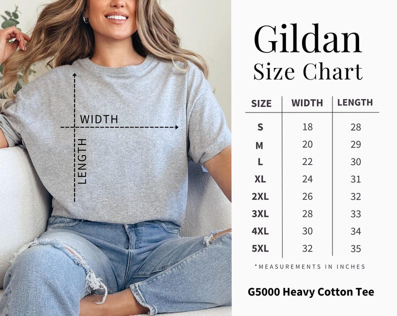 以下が含まれることがあります： ライトグレーのGildan G5000ヘビーコットンTシャツ。画像には、Sから5XLまでのサイズのインチ単位の測定値を含むサイズチャートが含まれています。シャツはモデル着用されており、幅と長さの測定値が示されています。