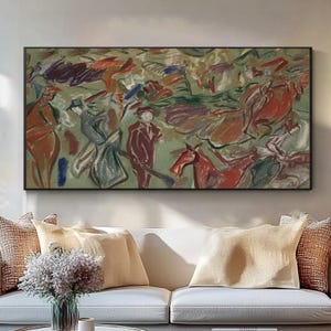 Könnte beinhalten: Abstrakte Malerei in einem schwarzen Rahmen. Das Kunstwerk zeigt Figuren und Pferde in einer Parklandschaft, dargestellt in Rot-, Grün- und Brauntönen. Das Gemälde hängt über einem weißen Sofa mit dekorativen Kissen.