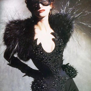 Abito da cocktail in chiffon di seta scultoreo stile Thierry Mugler anni '80 con perline LBD nero, abito gotico drammatico, busto 36-38, vita 32-33
