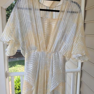 Vestido de gasa de seda de los años 70 y 20: capa de rayas florales amarillas, talla S