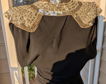 Cuello de noche de malla de estilo egipcio con lentejuelas doradas de los años 20