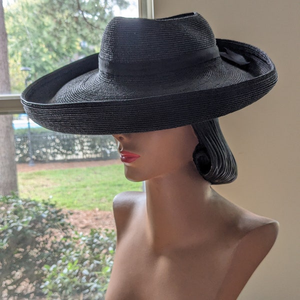 Chapeau de paille retroussé à bord large et style gothique hollywoodien glamour des années 1940