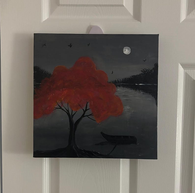 Pode incluir: Uma pintura de uma &aacute;rvore vermelha com um fundo cinza escuro. A &aacute;rvore est&aacute; em primeiro plano da pintura, e h&aacute; um pequeno barco na &aacute;gua no fundo. A lua &eacute; vis&iacute;vel no c&eacute;u.