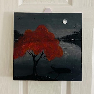 Pode incluir: Uma pintura de uma &aacute;rvore vermelha com uma silhueta escura de um barco em um lago sob a lua cheia. O fundo &eacute; cinza escuro com alguns p&aacute;ssaros pequenos voando no c&eacute;u.