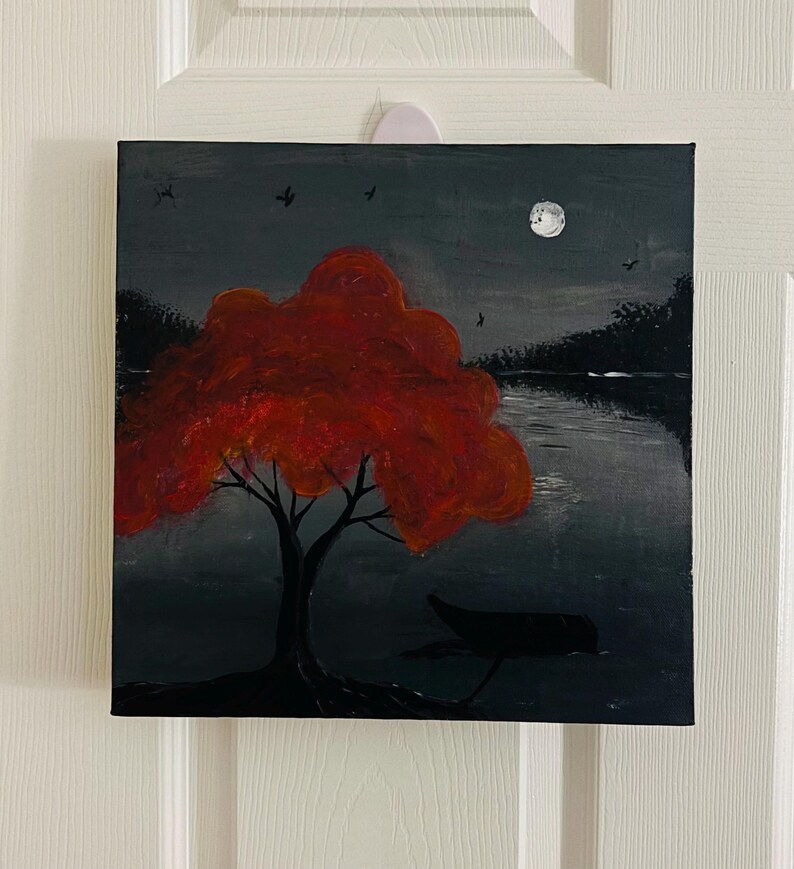 Pode incluir: Uma pintura de uma &aacute;rvore vermelha com uma silhueta escura de um barco em um lago sob a lua cheia. O fundo &eacute; cinza escuro com alguns p&aacute;ssaros pequenos voando no c&eacute;u.