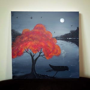 Pode incluir: Uma pintura de uma paisagem escura com uma &uacute;nica &aacute;rvore vermelha em primeiro plano. A &aacute;rvore tem um tronco grosso e galhos, contra um c&eacute;u cinza escuro com uma pequena lua branca. Um pequeno barco preto flutua na &aacute;gua em primeiro plano.