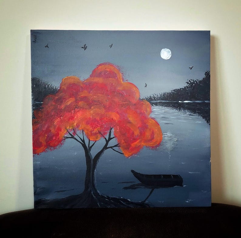 Pode incluir: Uma pintura de uma paisagem escura com uma &uacute;nica &aacute;rvore vermelha em primeiro plano. A &aacute;rvore tem um tronco grosso e galhos, contra um c&eacute;u cinza escuro com uma pequena lua branca. Um pequeno barco preto flutua na &aacute;gua em primeiro plano.