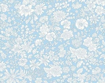 Prześcieradło do łóżeczka Liberty London Floral: Błękitne niebo i biała pościel dla niemowląt