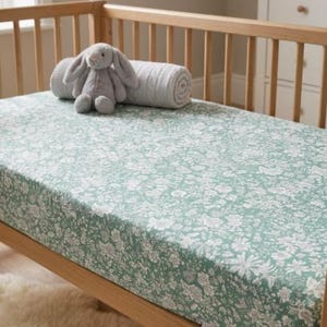 Hoeslaken Liberty London: OLIJFBLADgroen babybeddengoed met bloemen