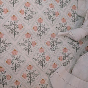 Lençol de berço rosa claro estilo casa de campo para bebê, cor verde blush, para meninas.