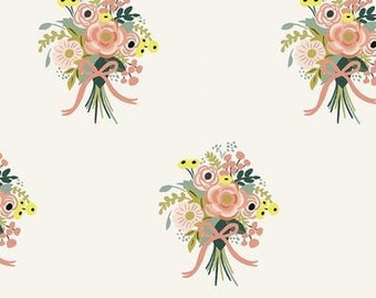 Op de afbeelding: Een naadloos patroon met boeketten van roze, gele en witte bloemen gebonden met een roze lint op een witte achtergrond.
