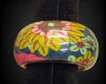 Pulsera vintage de lucita con forro de tela floral