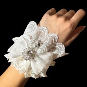 Elegant Lolita White Lace Wrist Cuffs with Bows and Crystals – Vintage Rococo Style