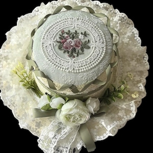 Victorian Straw Hat – Green Floral Embroidered Lolita Garden Party Headwear – Vintage Mori Kei Cosplay Costume Accessory