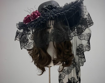 Sombrero gótico de viuda hecho a mano con velo negro, rosa roja oscura y flecos de cuentas.