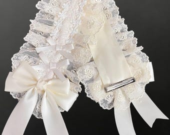 Cerchietto in pizzo color crema fatto a mano con dettaglio di nastro corsetto e fiocchi di raso