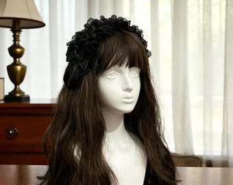 Diadema gótica de encaje negro con doble volante y detalles de cinta de satén.