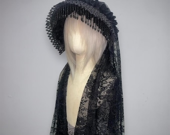 Sombrero gótico de viuda hecho a mano con velo, cola de encaje y flecos de cuentas, tocado de Halloween.