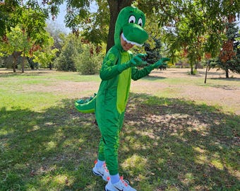 Déguisement dinosaure vert enfant : combinaison en velours avec chapeau et queue