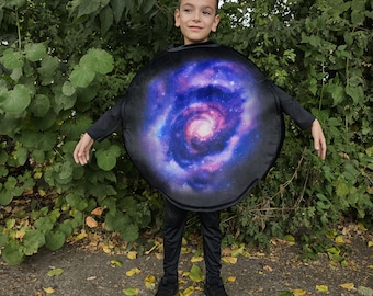 Disfraz de galaxia hecho a mano para niños; disfraz de planeta para niños