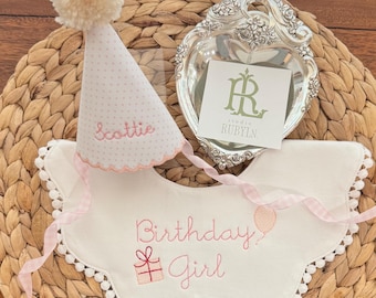 El conjunto clásico de celebración: gorro y babero de fiesta / Recuerdo de reliquia bordado para el primer y segundo cumpleaños