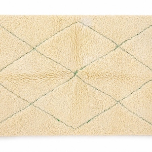 Peut inclure: Tapis rectangulaire crème avec un motif de losanges verts. Le tapis a une texture épaisse et une bordure verte avec des glands blancs sur les bords. Un revêtement de sol décoratif.