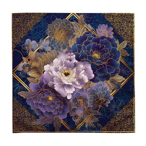以下が含まれることがあります： 正方形の装飾品、花の模様。紫と青の色合いの牡丹のブーケが描かれており、金色の輪郭で強調され、金色の透かし模様のある濃い青色の背景に配置されています。