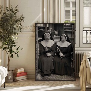 Póster o lienzo de monjas bebiendo vino, decoración vintage con humor católico, regalo divertido para colgar en la pared de un bar o cocina.